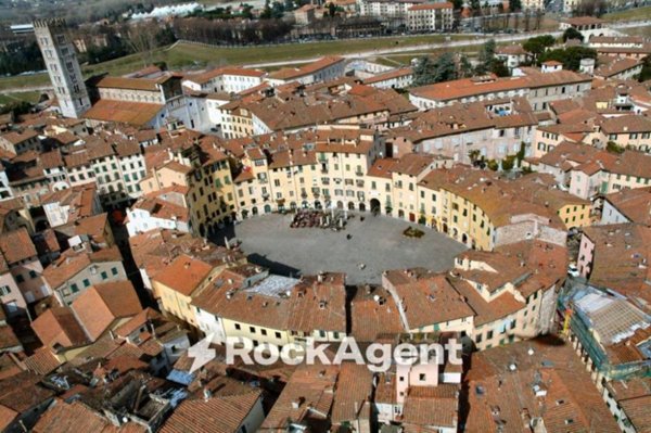 negozio in vendita a Lucca in zona Centro Città