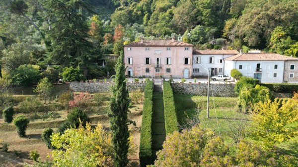 casa indipendente in vendita a Lucca in zona Centro Città