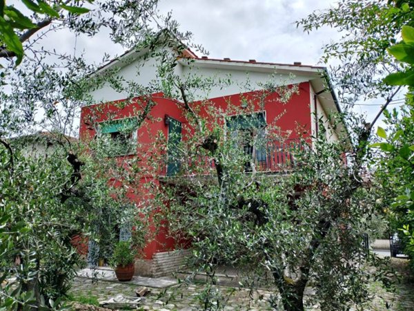 casa indipendente in vendita a Lucca in zona Monte San Quirico
