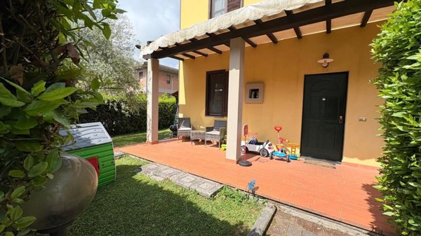 casa indipendente in vendita a Lucca