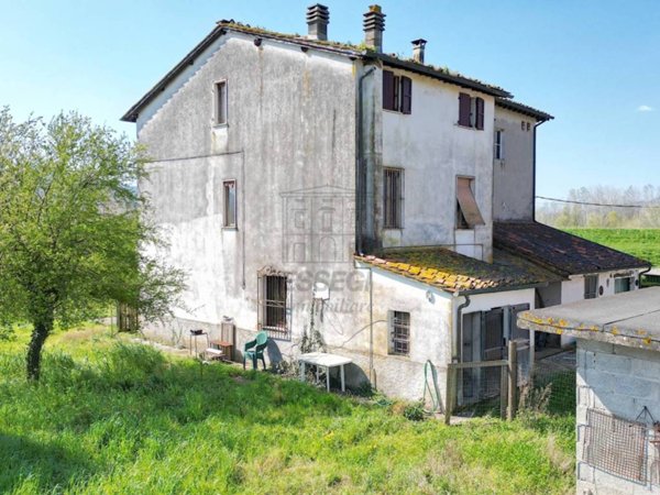 casa indipendente in vendita a Lucca in zona Carignano