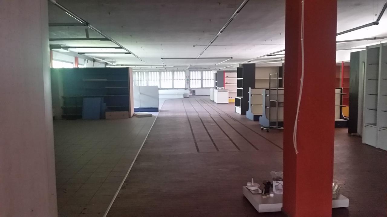 negozio in vendita a Lucca in zona Centro Città