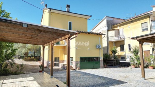 casa indipendente in vendita a Lucca