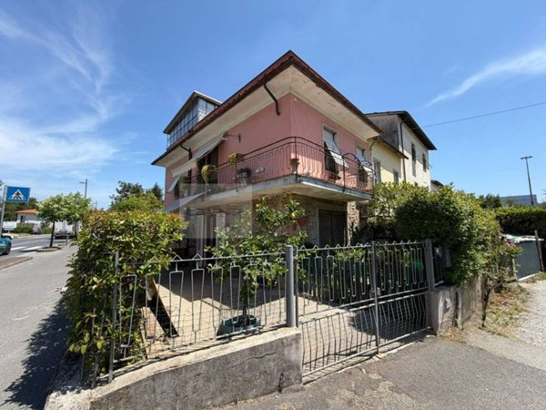 casa indipendente in vendita a Lucca in zona Pontetetto