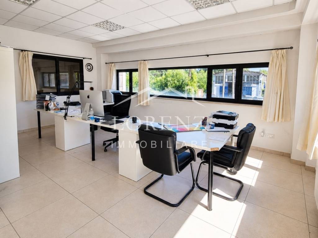 locale commerciale in vendita a Lucca