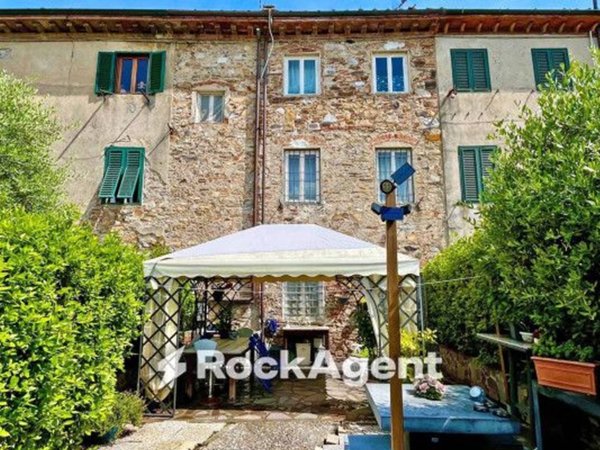 casa indipendente in vendita a Lucca in zona Monte San Quirico