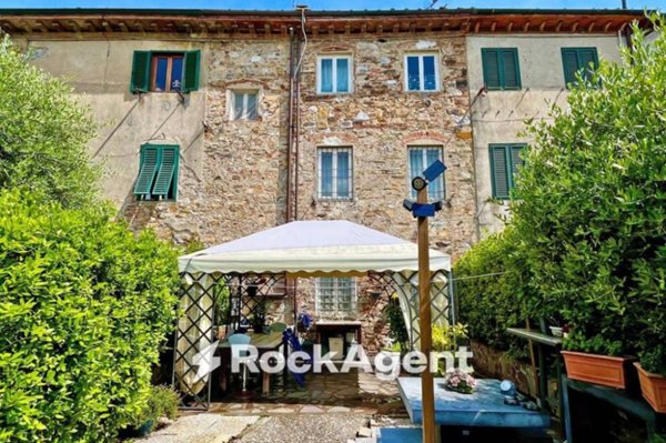 casa indipendente in vendita a Lucca in zona zona Sorbano