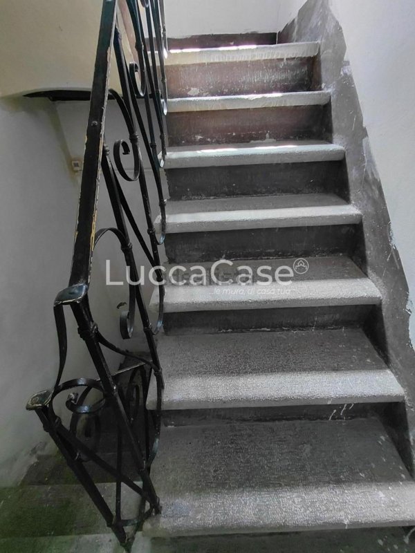 casa indipendente in vendita a Lucca in zona Montuolo