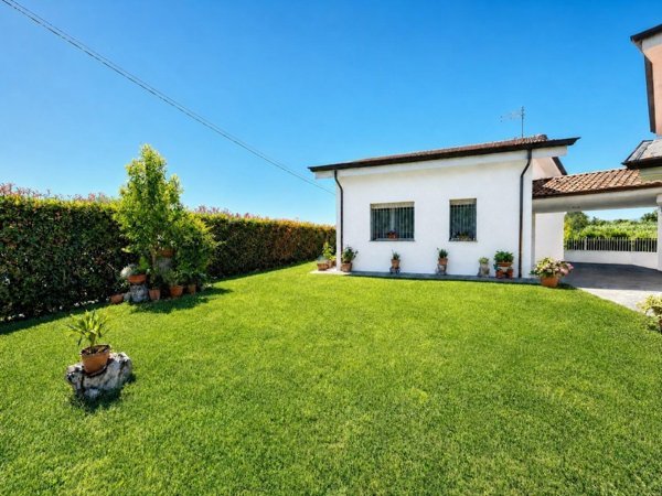 casa indipendente in vendita a Lucca