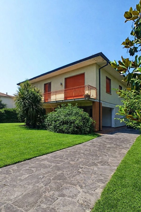 casa indipendente in vendita a Lucca in zona San Lorenzo a Vaccoli