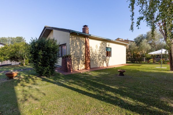 casa indipendente in vendita a Lucca in zona zona Sorbano