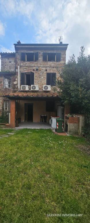 casa indipendente in vendita a Lucca in zona Picciorana