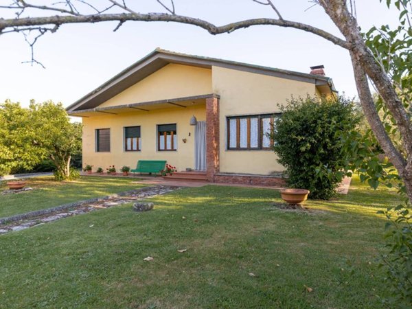 casa indipendente in vendita a Lucca