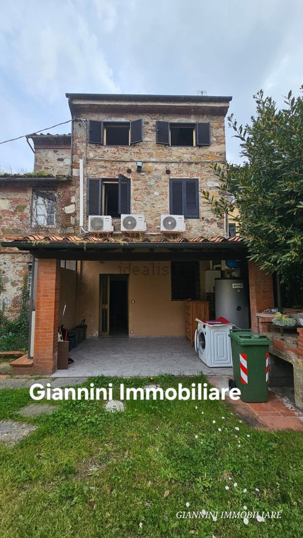 casa indipendente in vendita a Lucca in zona Picciorana