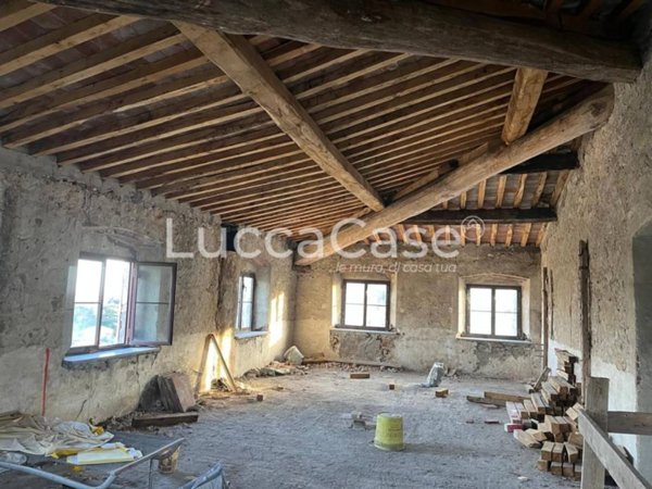 intera palazzina in vendita a Lucca in zona San Quirico di Moriano