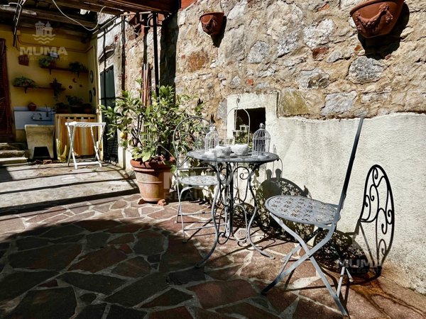 casa indipendente in vendita a Lucca in zona Cerasomma