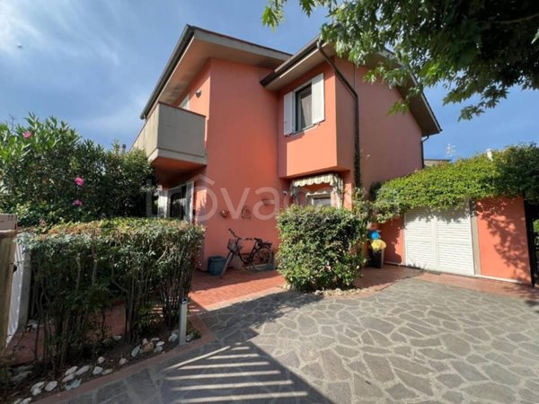 casa indipendente in vendita a Lucca in zona Picciorana