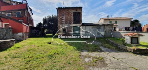 casale in vendita a Lucca in zona Centro Città
