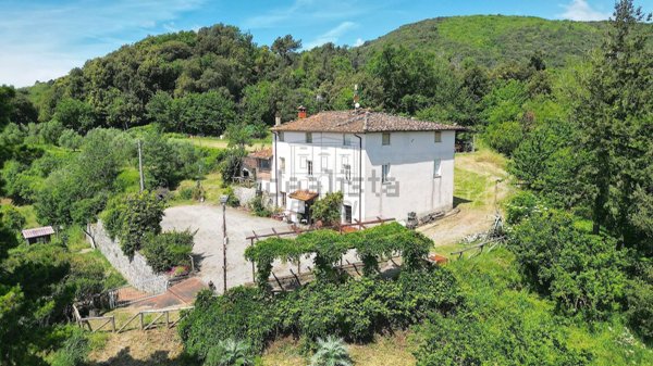 casa indipendente in vendita a Lucca in zona Farneta