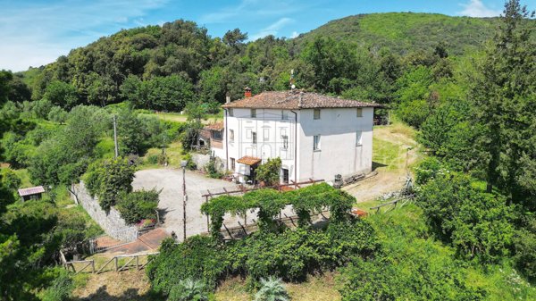 casa indipendente in vendita a Lucca in zona Farneta