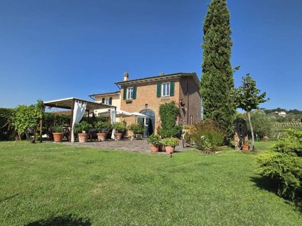casa indipendente in vendita a Lucca in zona Carignano