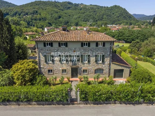 casa indipendente in vendita a Lucca in zona Centro Città