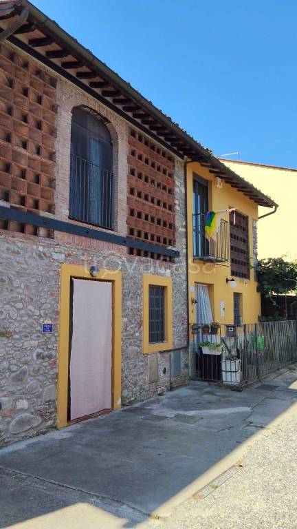 casa indipendente in vendita a Lucca in zona San Pietro a Vico