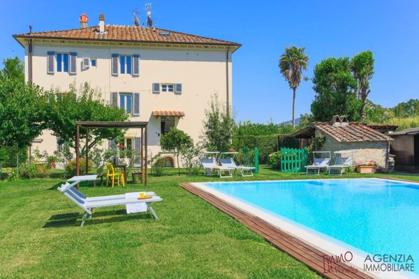 casa indipendente in vendita a Lucca in zona Centro Città