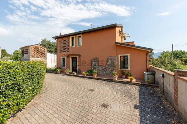 casa indipendente in vendita a Lucca in zona Picciorana