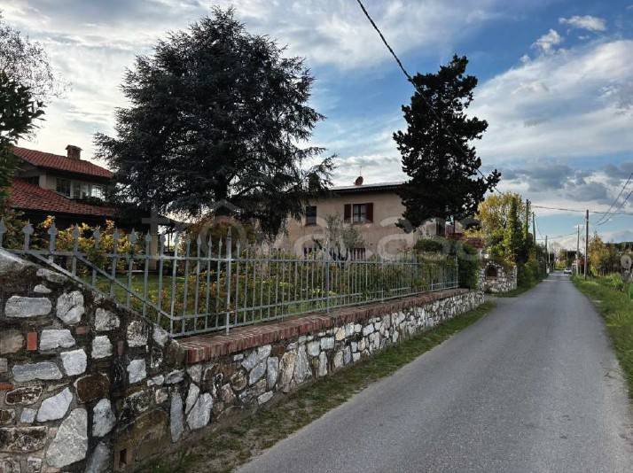 casa indipendente in vendita a Lucca in zona Vicopelago