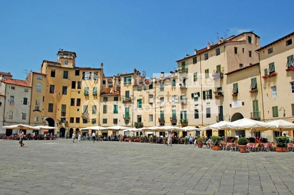 negozio in vendita a Lucca in zona Centro Città