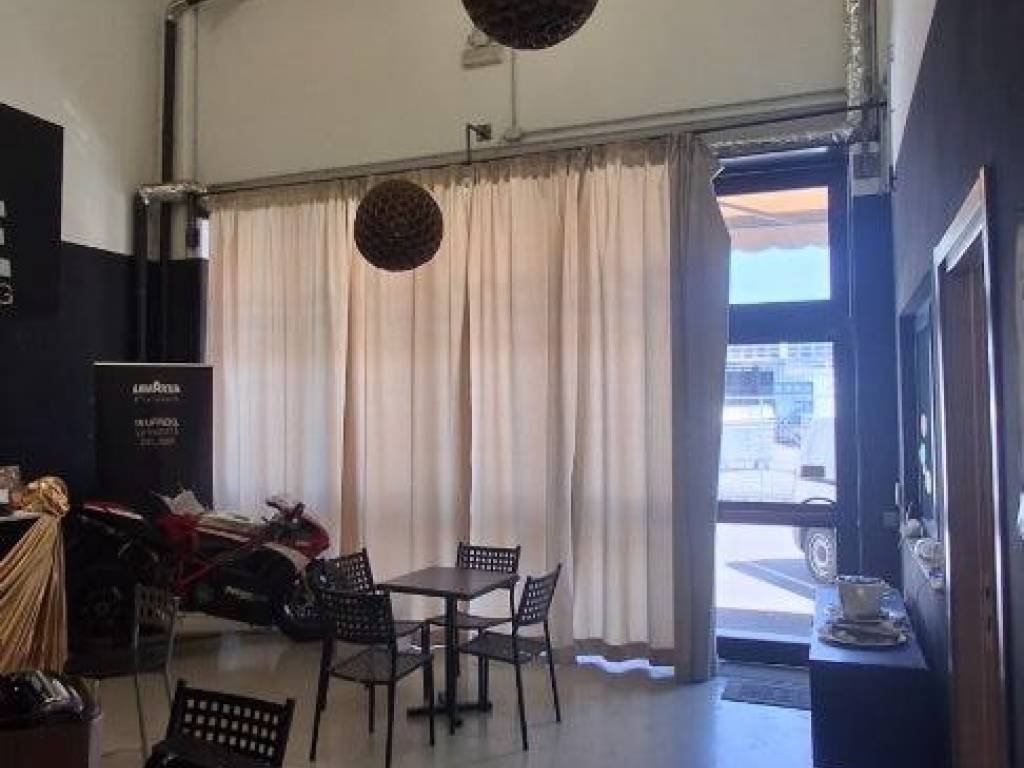 locale commerciale in vendita a Lucca