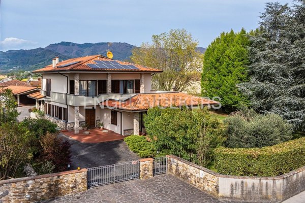 casa indipendente in vendita a Lucca