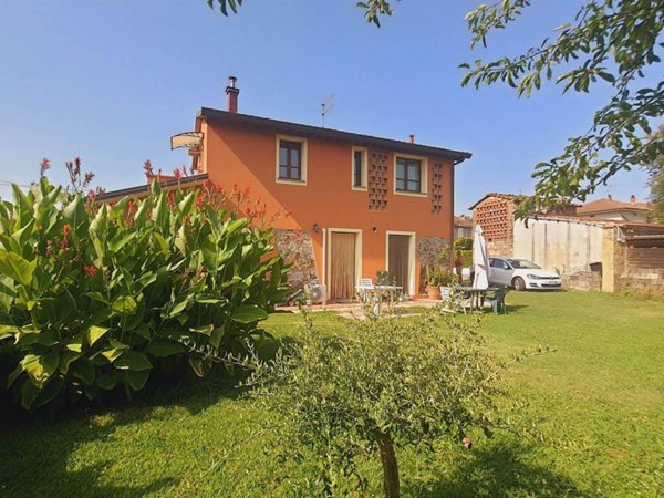 casa indipendente in vendita a Lucca in zona Picciorana