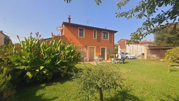 casa indipendente in vendita a Lucca in zona Picciorana