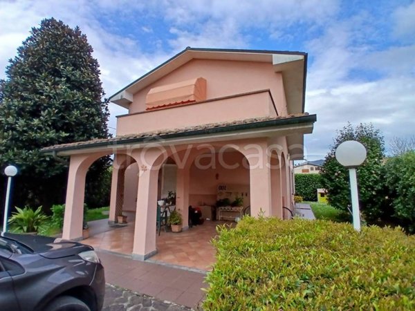casa indipendente in vendita a Lucca in zona Maggiano