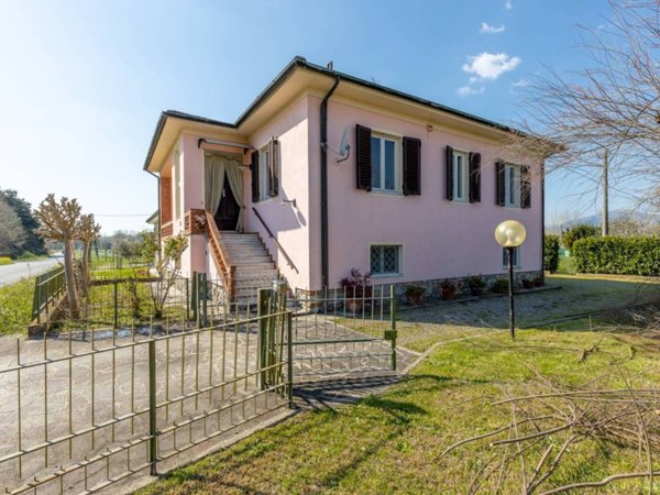 casa indipendente in vendita a Lucca in zona Montuolo
