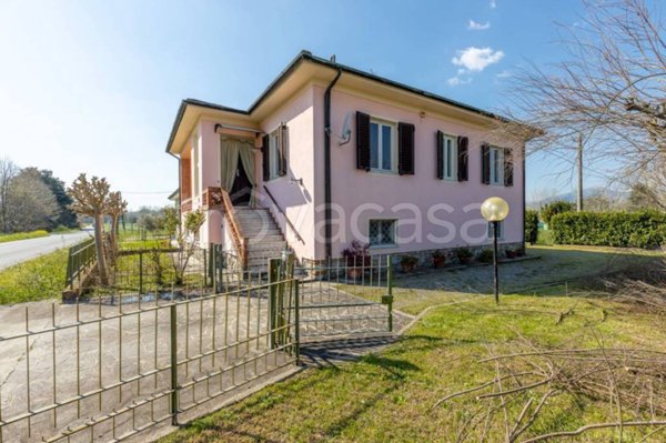casa indipendente in vendita a Lucca in zona Montuolo