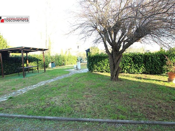 casa indipendente in vendita a Lucca in zona Montuolo