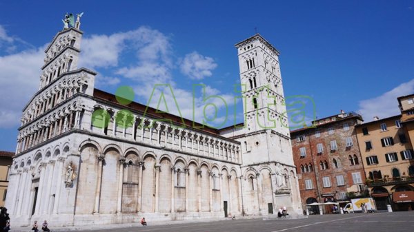 locale commerciale in vendita a Lucca in zona Centro Città