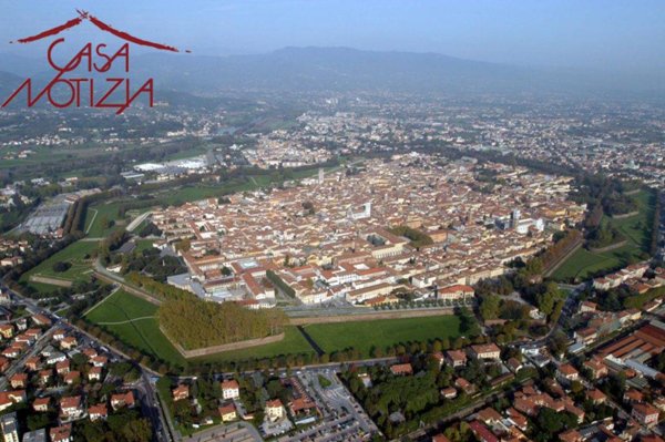 negozio in vendita a Lucca in zona Centro Città