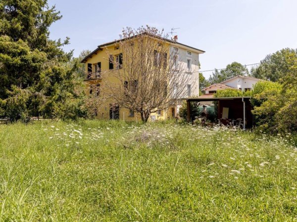 casa indipendente in vendita a Lucca in zona Fagnano