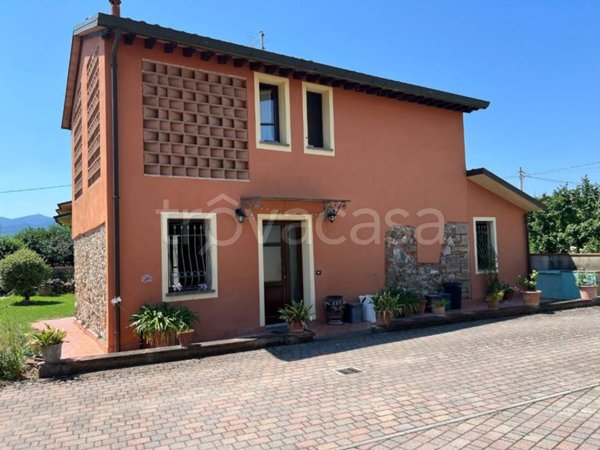 casa indipendente in vendita a Lucca in zona Picciorana