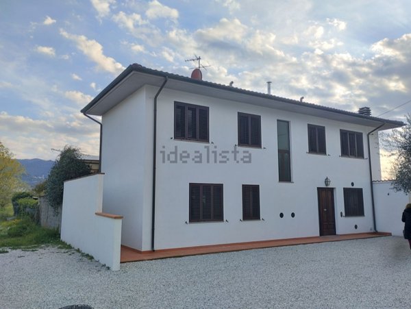 casa indipendente in vendita a Lucca in zona Montuolo