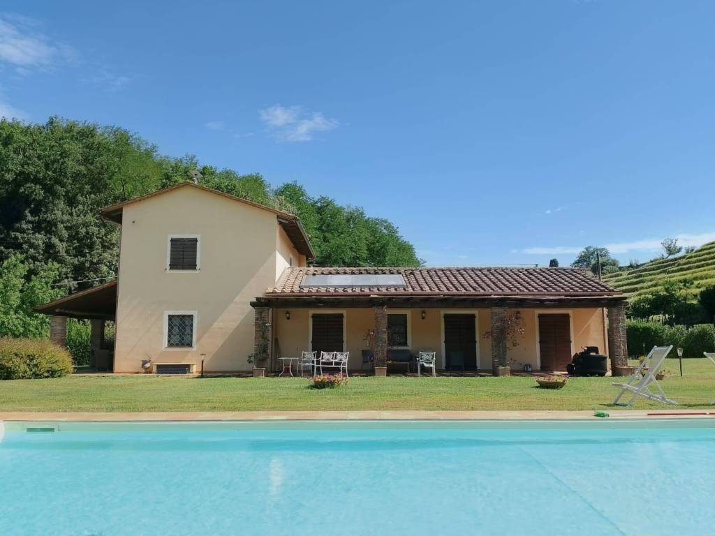 casa indipendente in vendita a Lucca in zona Meati
