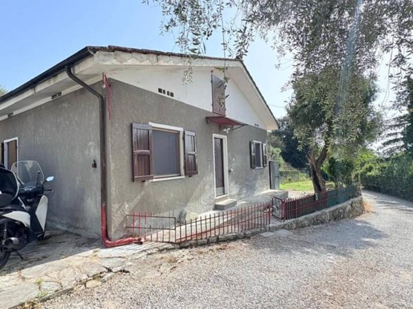 casa indipendente in vendita a Lucca in zona Maggiano