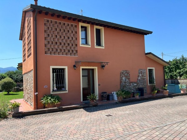 casa indipendente in vendita a Lucca in zona Picciorana