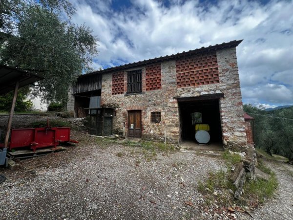 casale in vendita a Lucca in zona San Quirico di Moriano