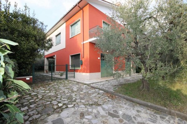 casa indipendente in vendita a Lucca in zona San Quirico di Moriano