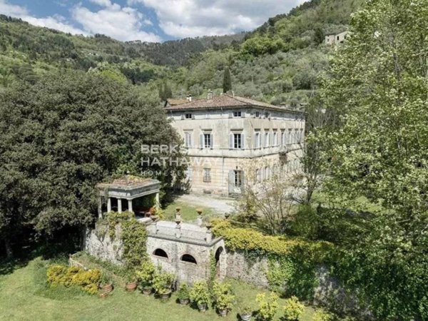 villa in vendita a Lucca in zona Centro Città